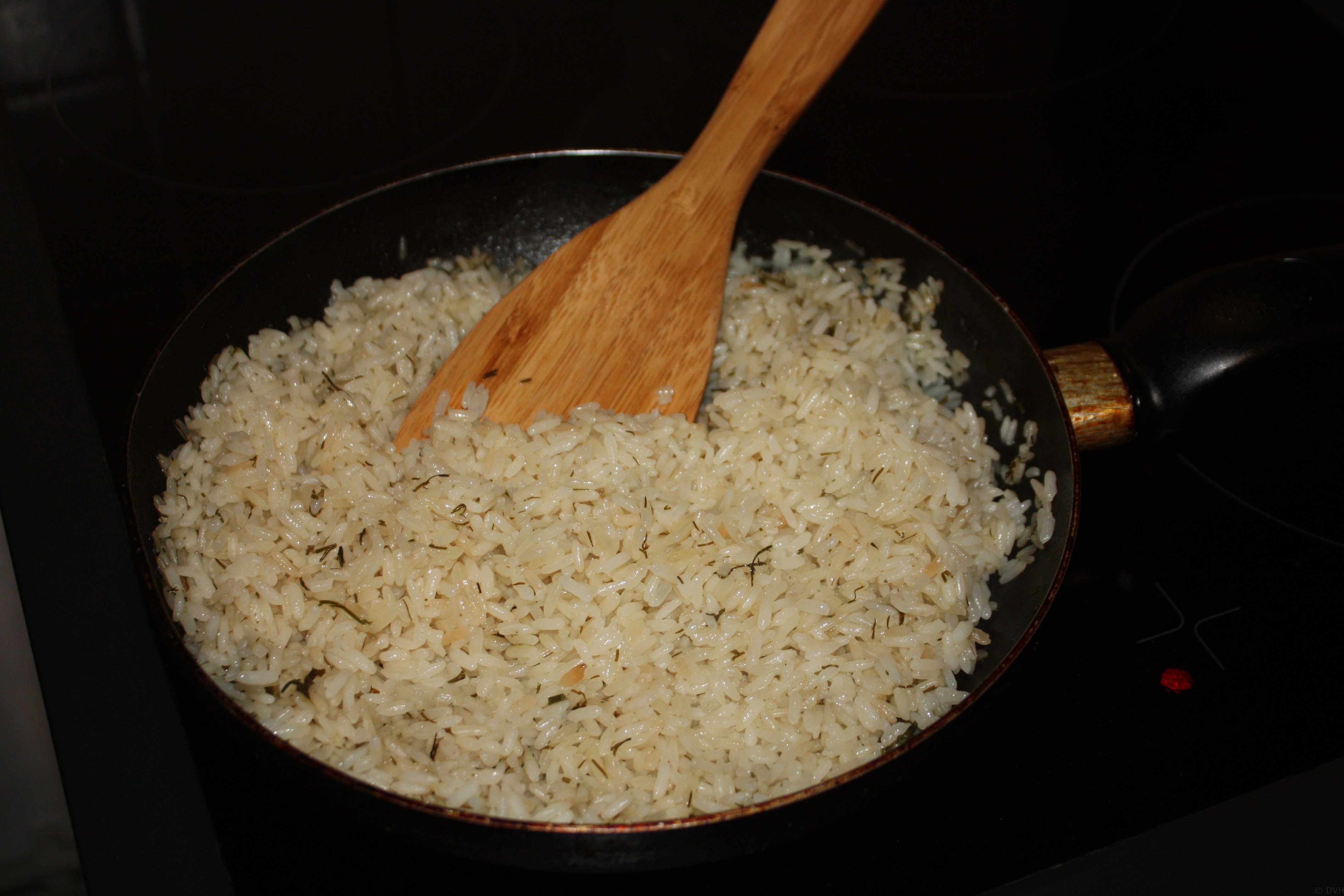 Как готовить рис в кастрюле на воде. Рис басмати вареный. Рис басмати приготовленный. Пропорции риса басмати и воды. Рис басмати для плова.