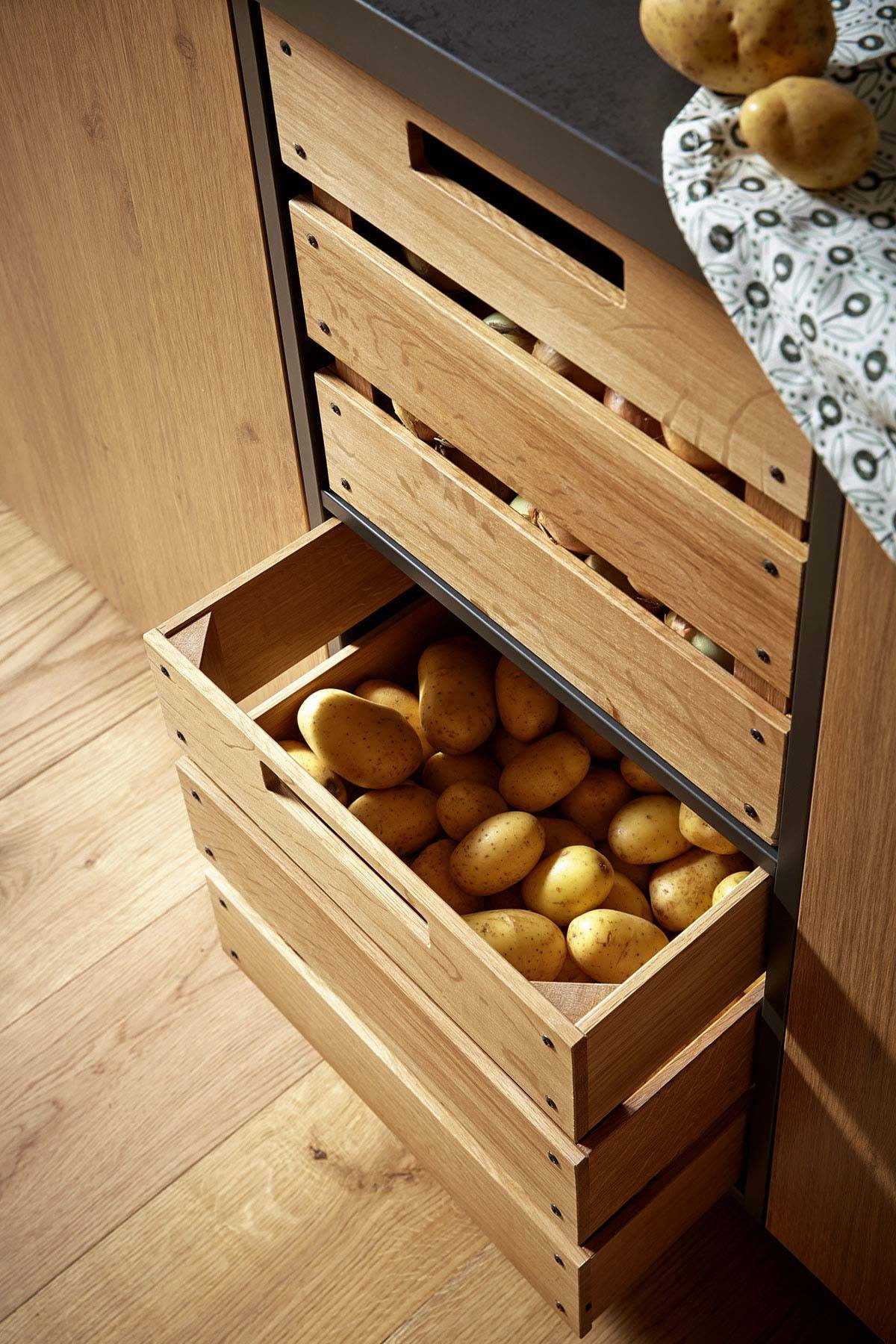 Хранение овощей своими руками. Ящик для хранения овощей. Выдвижной ящик для картошки. Ящик для овощей на кухню. Овощи в ящике.